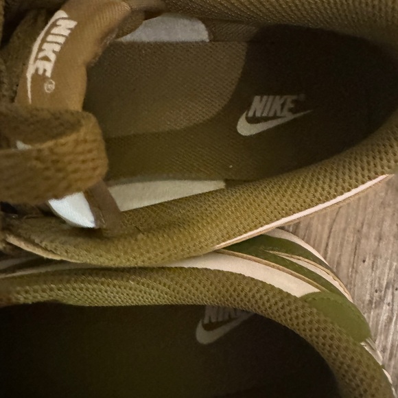 Nike dunk moss green size 7y/women’s 8.5 - Picture 3 of 4
